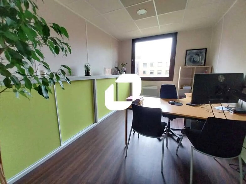Office in Montigny-le-Bretonneux for sale - Interior Photo - Image 3 of 10