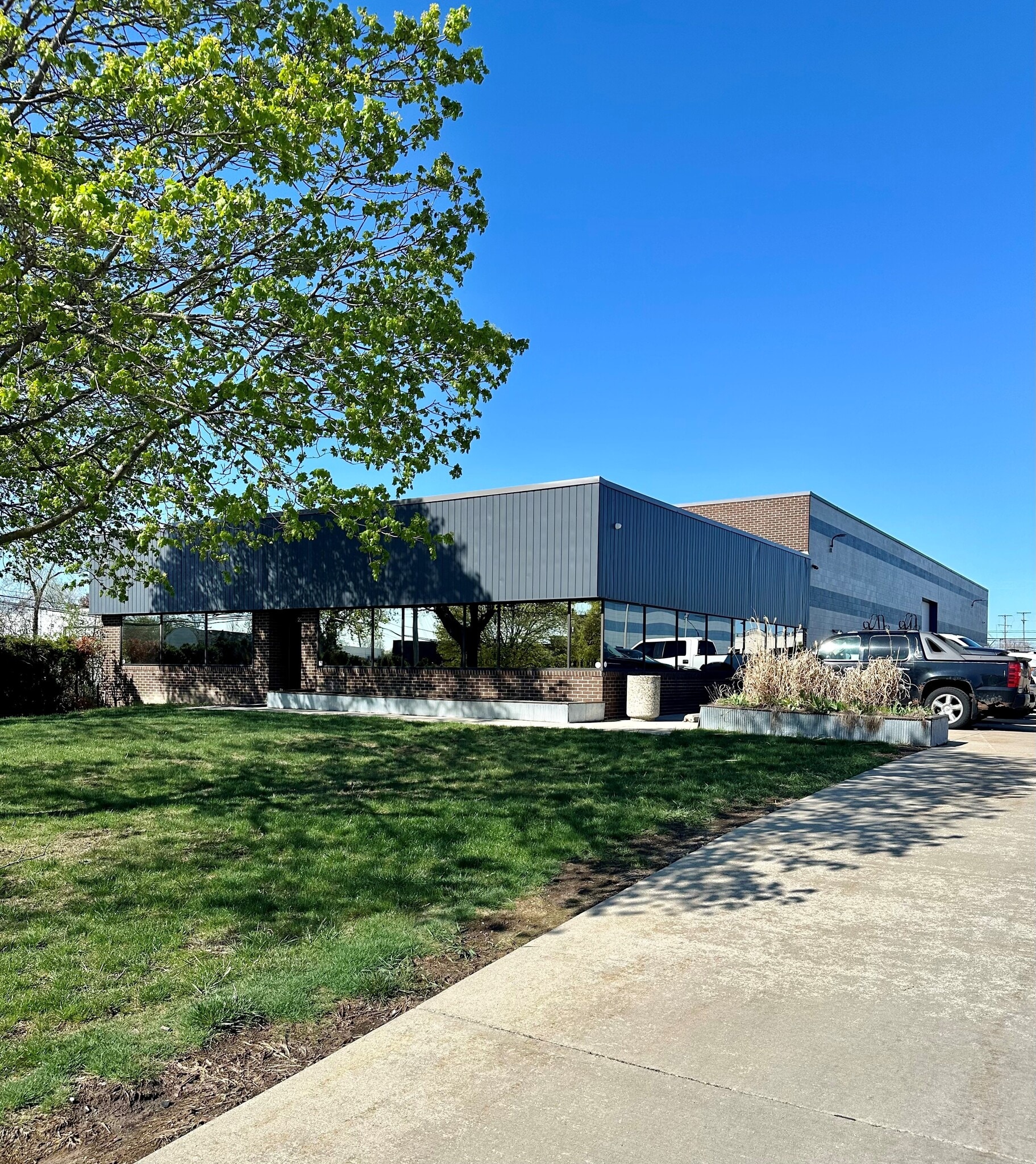 2325 Alger Dr, Troy, MI for lease Primary Photo- Image 1 of 4