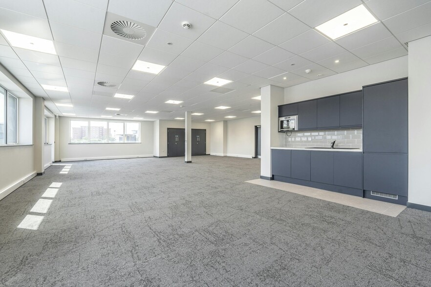 6 Alfreds Way, Barking à louer - Photo du bâtiment - Image 3 de 34