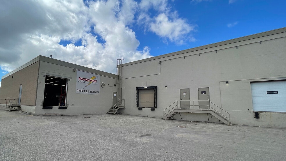 981-993 Century St, Winnipeg, MB for lease - Building Photo - Image 2 of 2