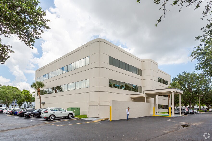 14361 Commerce Way, Miami Lakes, FL à louer - Photo du bâtiment - Image 2 de 18