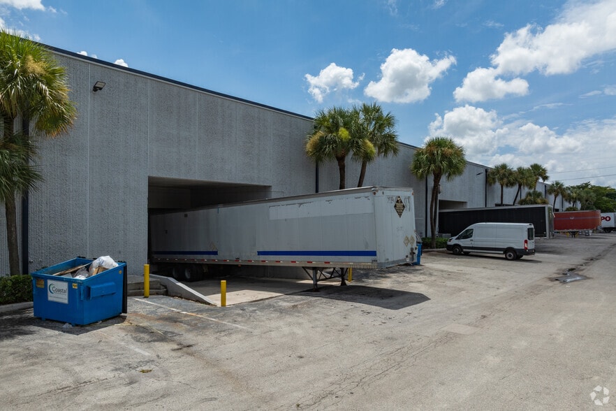 2301-2329 NW 30th Pl, Pompano Beach, FL for lease - Building Photo - Image 2 of 6