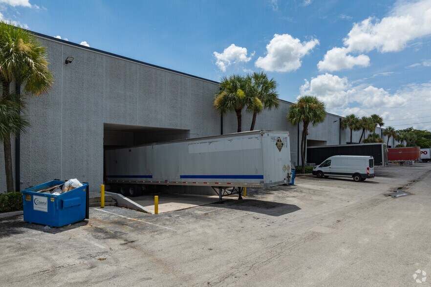 2301-2329 NW 30th Pl, Pompano Beach, FL à louer - Photo du bâtiment - Image 2 de 6