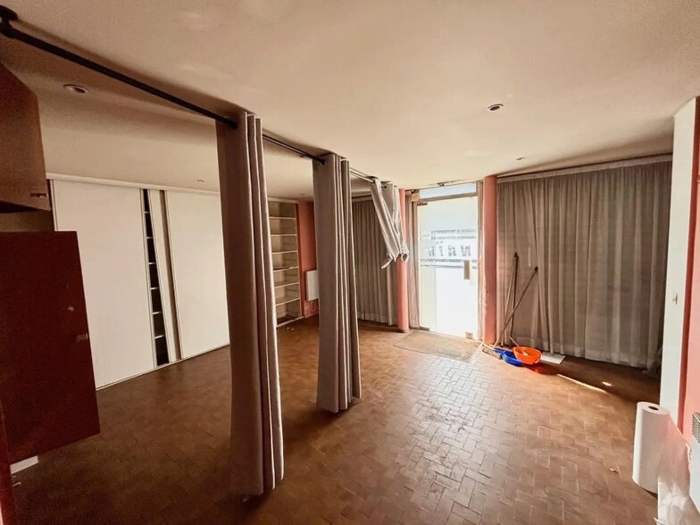 Retail in Paris for lease - Interior Photo - Image 2 of 8