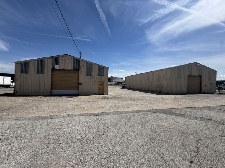 3255 Harvester Rd, Kansas City, KS for sale - Building Photo - Image 2 of 11