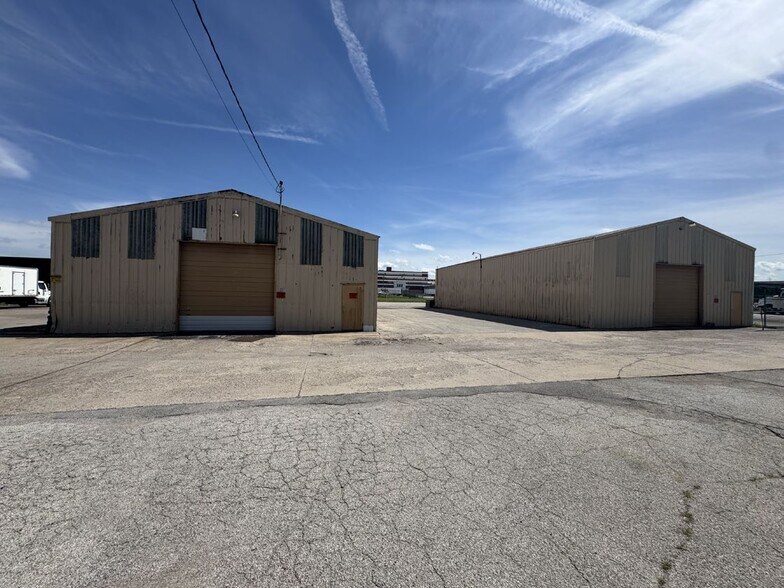 3255 Harvester Rd, Kansas City, KS à vendre - Photo du bâtiment - Image 2 de 11