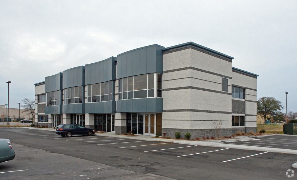 908 Eden Way N, Chesapeake, VA for lease - Primary Photo - Image 1 of 3