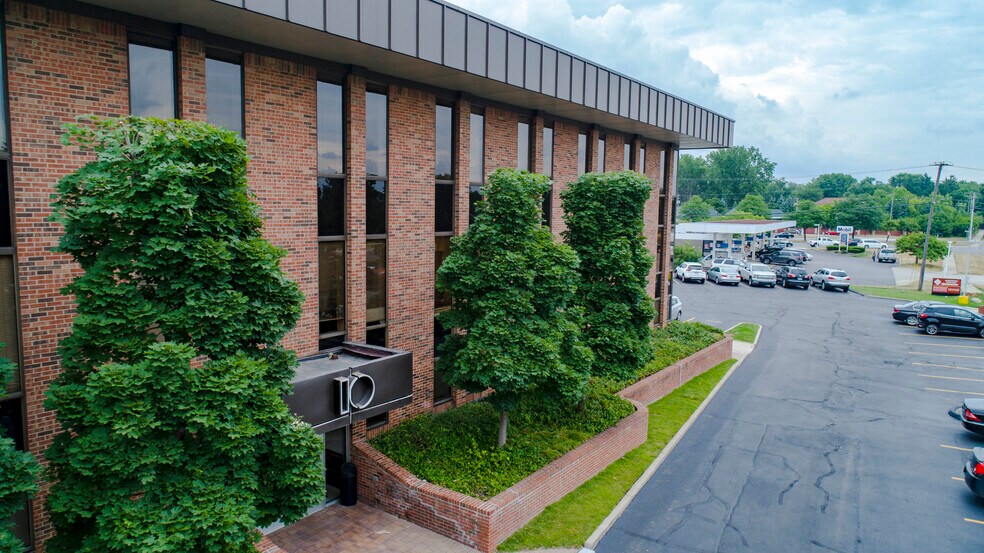 10 W Square Lake Rd, Bloomfield Hills, MI for lease - Building Photo - Image 2 of 4