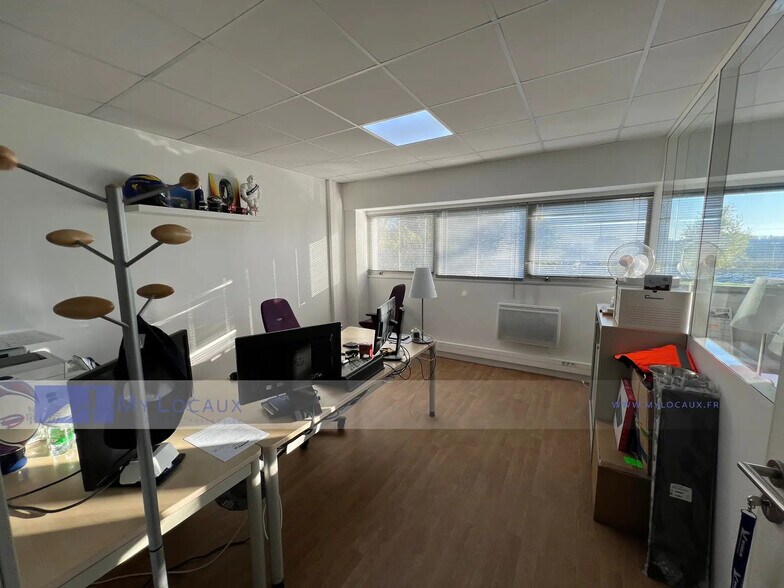 Industriel dans SAINT-OUEN-L'AUMONE à louer - Photo intérieure - Image 3 de 5