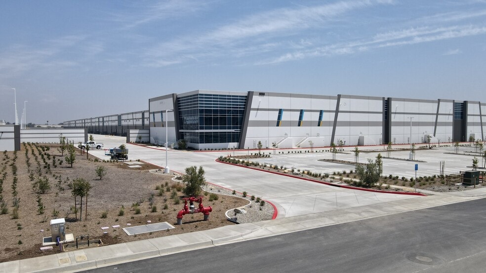 9253 Dreamland Dr, Fontana, CA for lease - Building Photo - Image 2 of 15