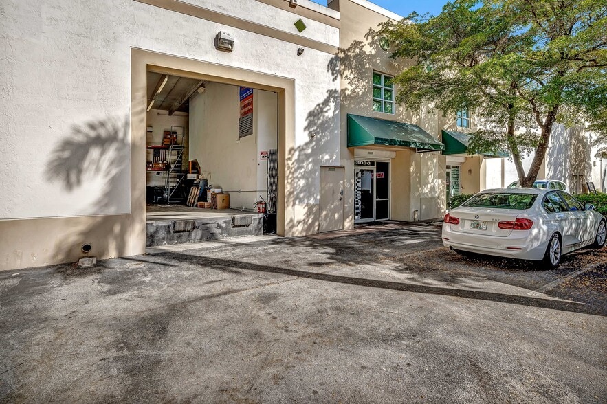 3030-3050 NW 82nd Ave, Miami, FL for lease - Building Photo - Image 2 of 25