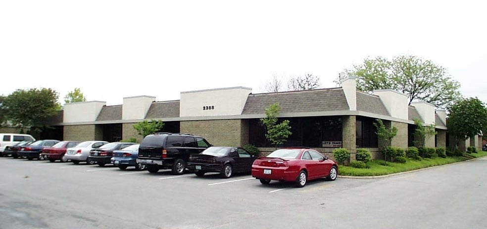 2388 Schuetz Rd, Maryland Heights, MO for sale - Building Photo - Image 2 of 9