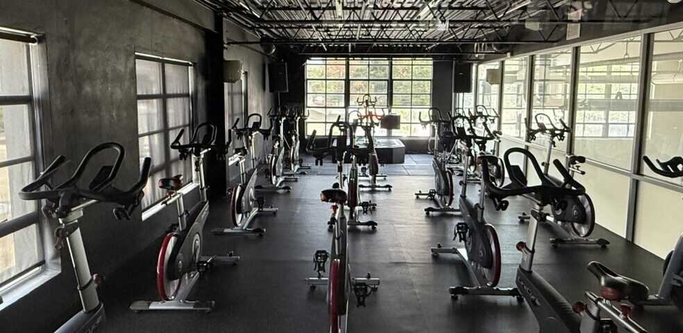 150 N Midland Ave, Saddle Brook, NJ à vendre - Photo du bâtiment - Image 3 de 8