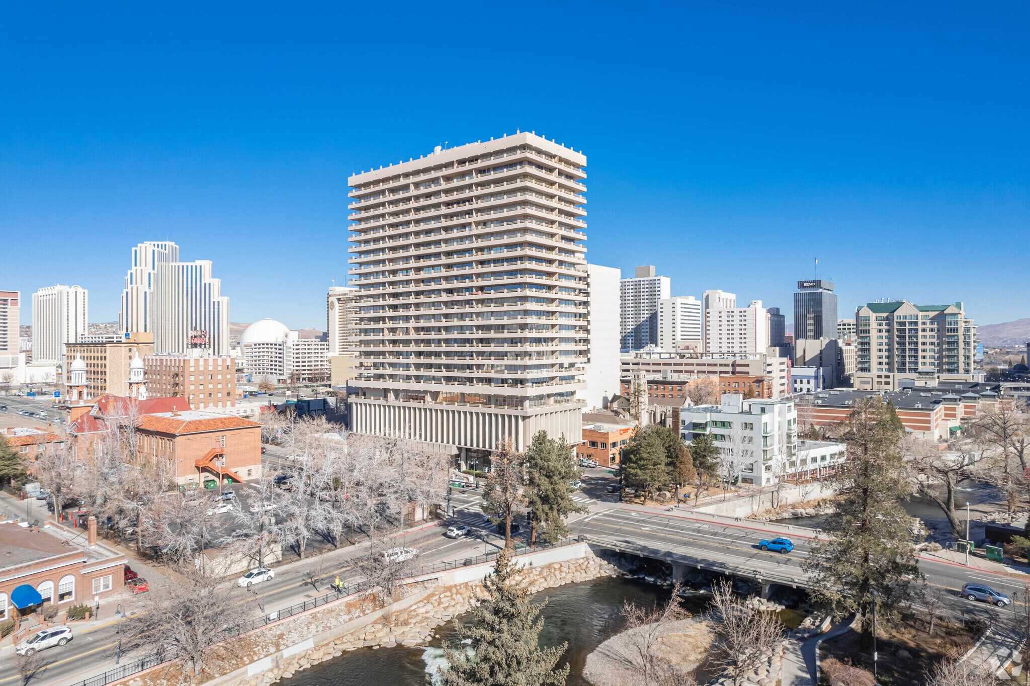 100 N Arlington Ave, Reno, NV à louer Photo du bâtiment- Image 1 de 6