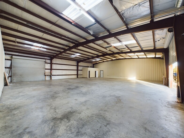 904 W Tidwell Rd, Houston, TX for lease - Building Photo - Image 3 of 20