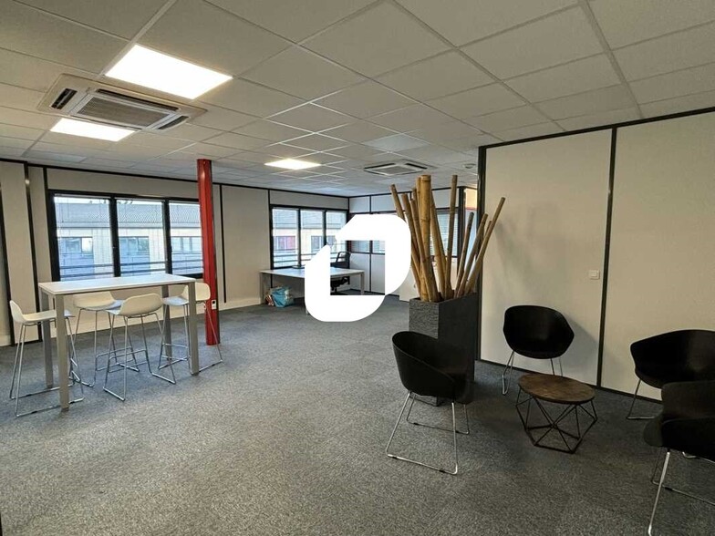Office in Limas for lease - Interior Photo - Image 1 of 14