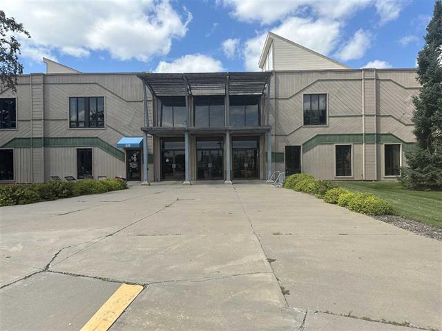 1700 S 1st Ave, Iowa City, IA à vendre - Photo du bâtiment - Image 2 de 2