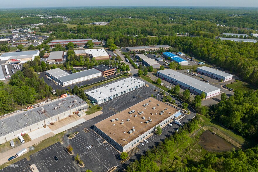 110 Juliad Ct, Fredericksburg, VA à vendre - Photo du bâtiment - Image 3 de 7