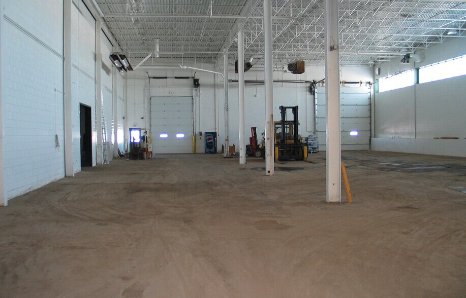 1601 Church Ave, Winnipeg, MB à louer - Photo du bâtiment - Image 2 de 14