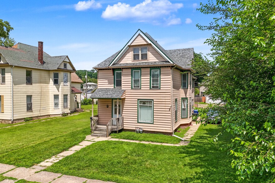 2134 W 2nd St, Davenport, IA for sale - Primary Photo - Image 1 of 1