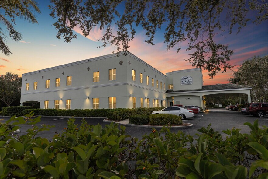 1285 36th St, Vero Beach, FL à louer - Photo du bâtiment - Image 2 de 10