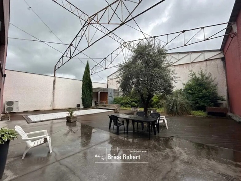 Flex dans Décines-Charpieu à louer - Photo du bâtiment - Image 3 de 8