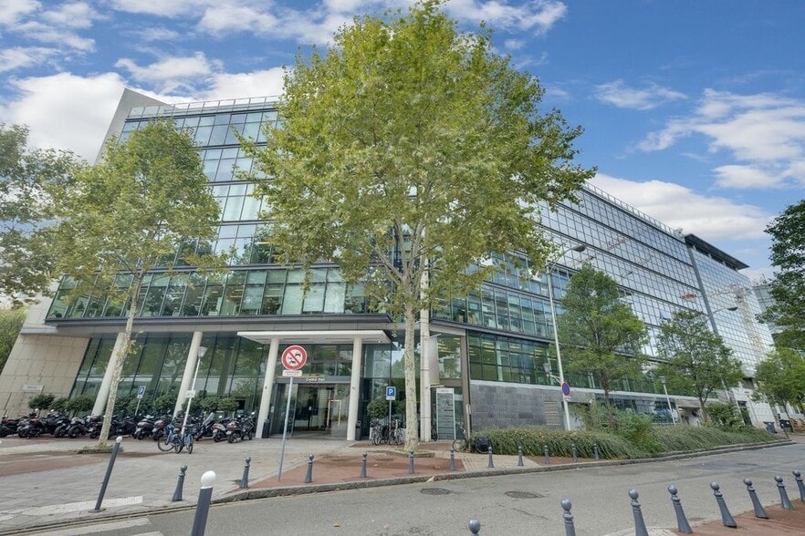 Bureau dans Issy-les-Moulineaux à louer - Photo du bâtiment - Image 1 de 4
