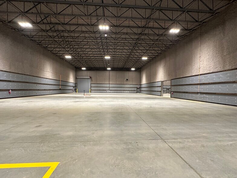 382 Channel Dr, Port Washington, NY à louer - Photo intérieure - Image 3 de 23