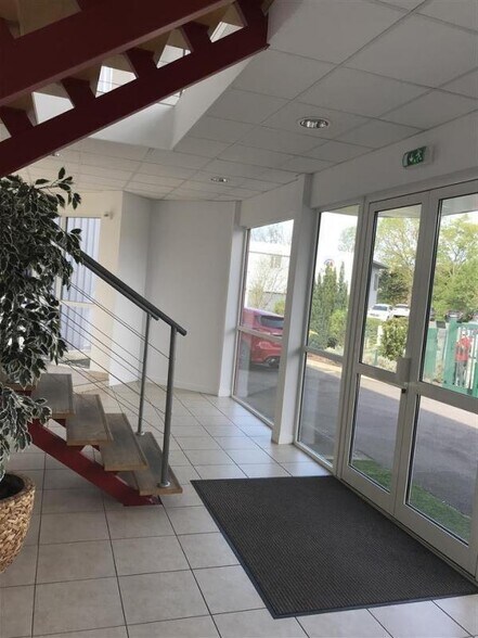Bureau dans Saint-Jean à louer - Hall d’entrée - Image 3 de 8