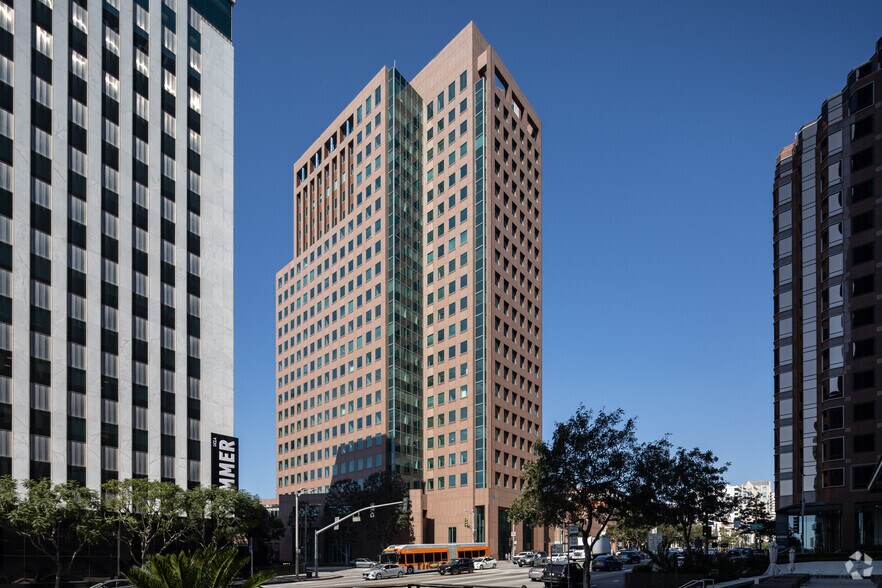 10877 Wilshire Blvd, Los Angeles, CA à louer - Photo du bâtiment - Image 3 de 9