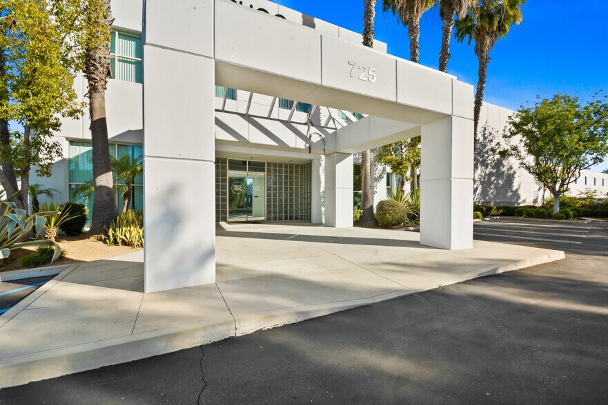 725 Columbia St, Brea, CA à louer - Photo du bâtiment - Image 2 de 3
