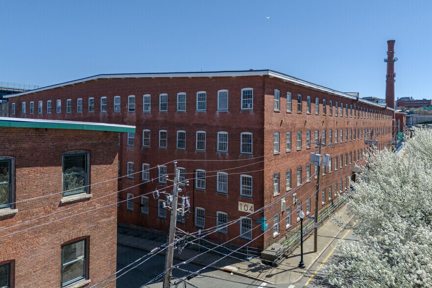 104 Anawan St, Fall River, MA à louer - Photo du bâtiment - Image 3 de 14