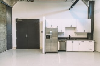 2744 E 11th St, Oakland, CA à louer Photo du bâtiment- Image 1 de 8