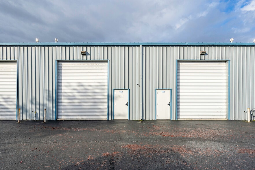 652 W Dutton Rd, Eagle Point, OR for lease - Primary Photo - Image 1 of 21