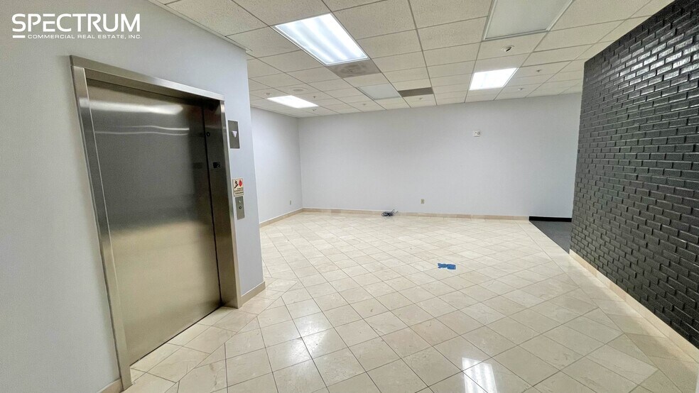 24251 Town Center Dr, Valencia, CA à louer - Photo intérieure - Image 3 de 17