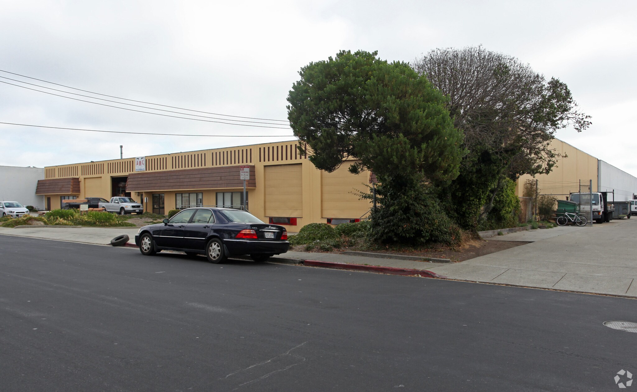 239-251 S Maple Ave, South San Francisco, CA à louer Photo principale- Image 1 de 4