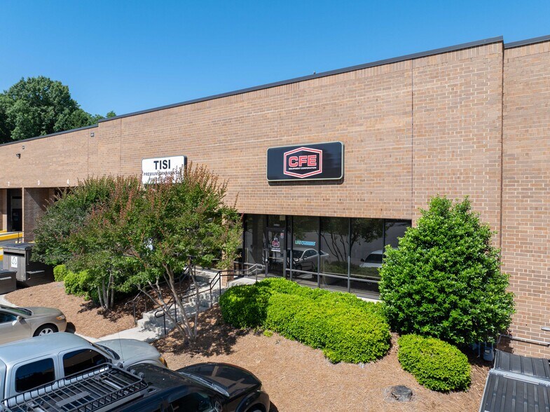3400 Woodpark Blvd, Charlotte, NC à louer - Photo du bâtiment - Image 2 de 11