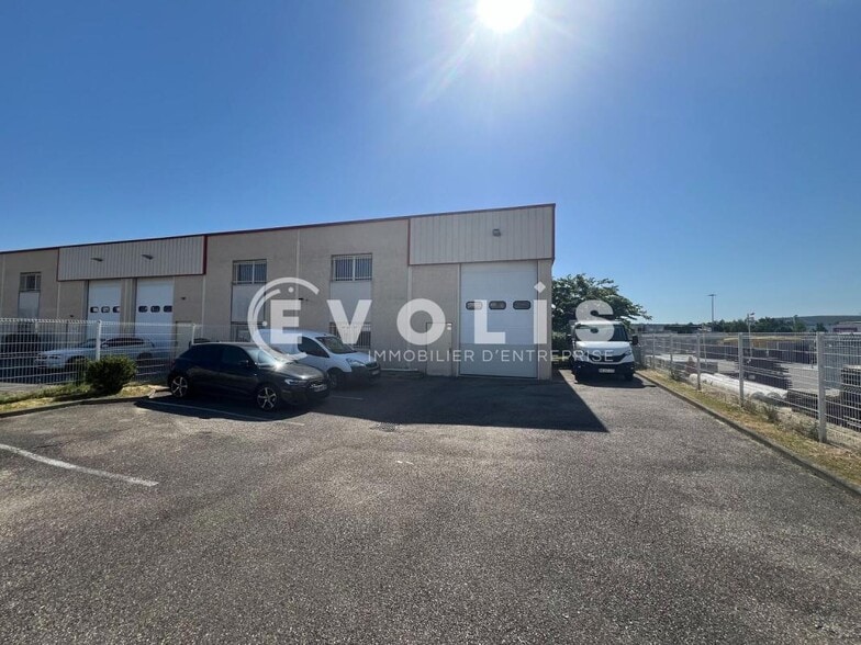 Flex in Chassieu for lease - Building Photo - Image 2 of 8