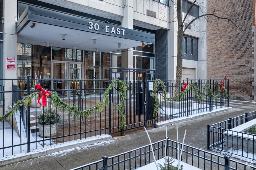 30 E Division St, Chicago, IL for lease - Building Photo - Image 3 of 7