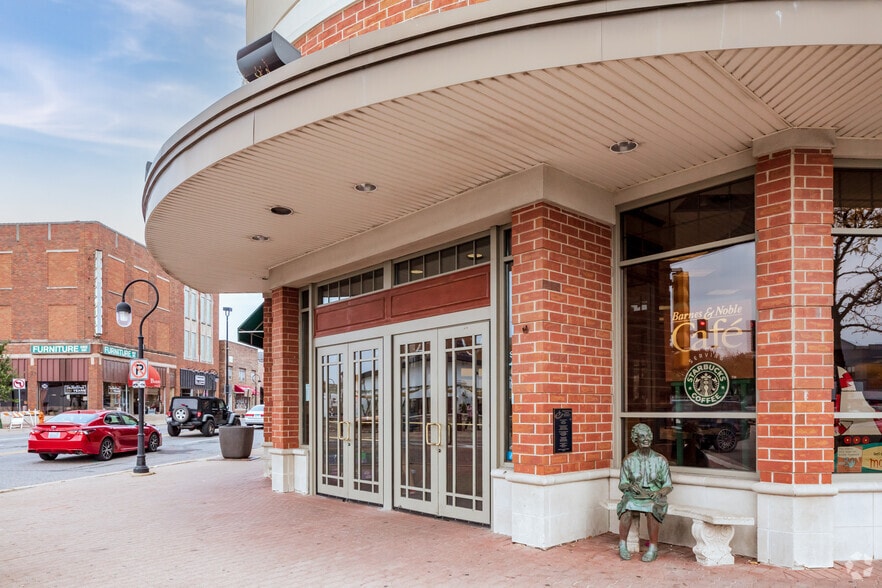 47 E Chicago Ave, Naperville, IL for lease - Building Photo - Image 3 of 8
