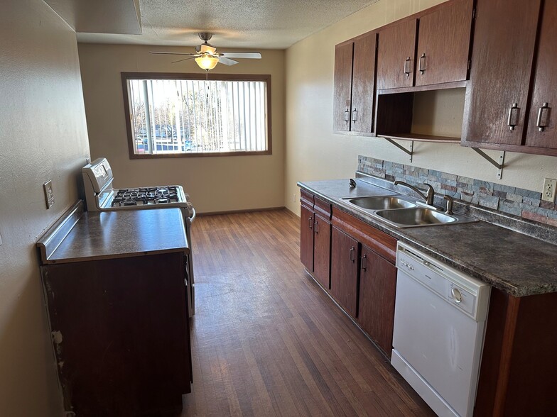 5950 E River Rd NE, Fridley, MN à vendre - Photo du bâtiment - Image 3 de 10