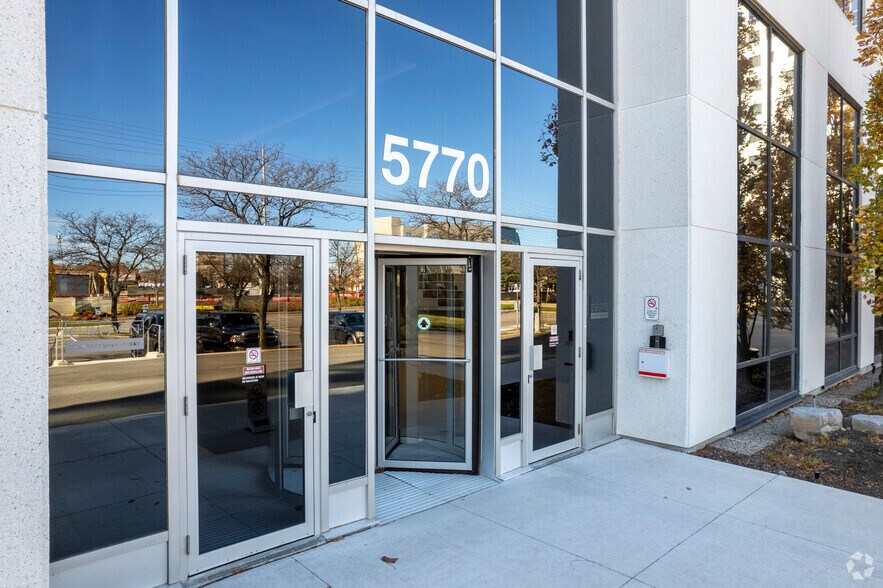 5770 Hurontario St, Mississauga, ON à louer - Photo du bâtiment - Image 3 de 20