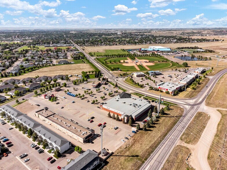2350 Division Av NW, Medicine Hat, AB for lease - Building Photo - Image 3 of 9