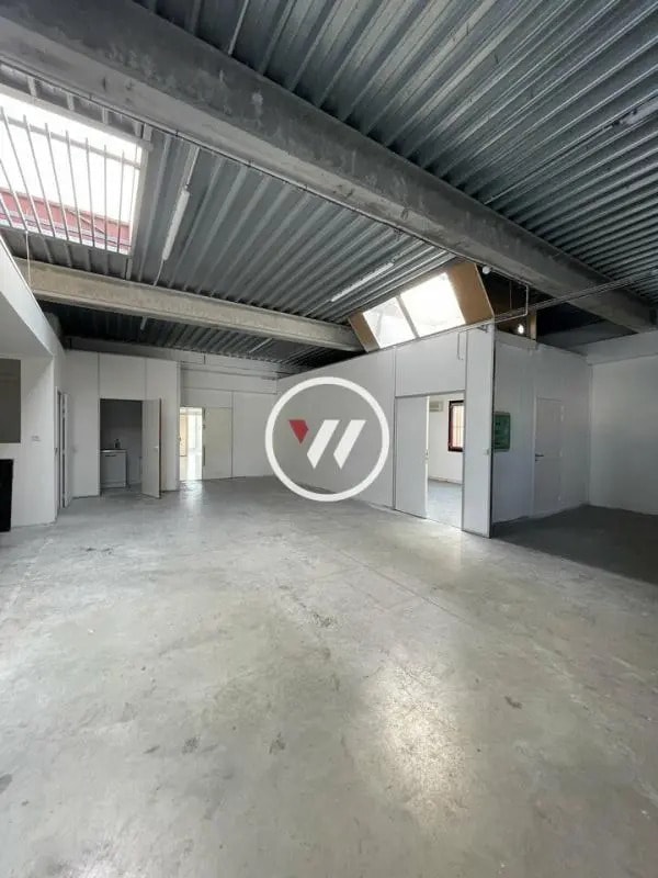 Flex in Aubagne for lease Interior Photo- Image 1 of 5