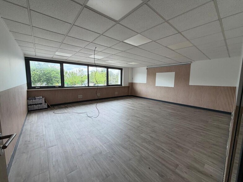 27 Rue Du Gros Murger, Herblay-sur-Seine for lease - Interior Photo - Image 2 of 17