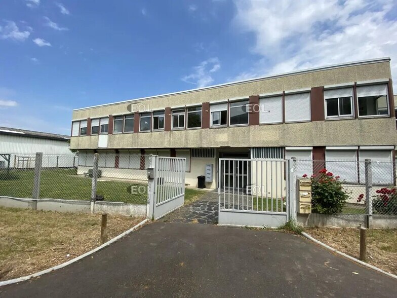 Office in Les Clayes-sous-Bois for lease - Building Photo - Image 1 of 7