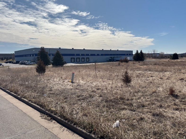 2910 Harvey St, Hudson, WI for sale - Building Photo - Image 3 of 4