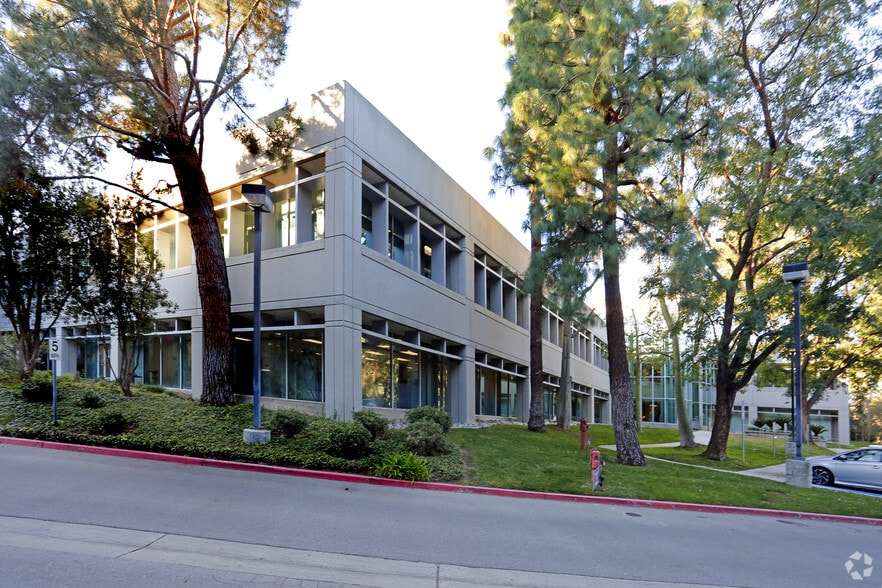 2900 N Madera Rd, Simi Valley, CA for lease - Primary Photo - Image 1 of 19