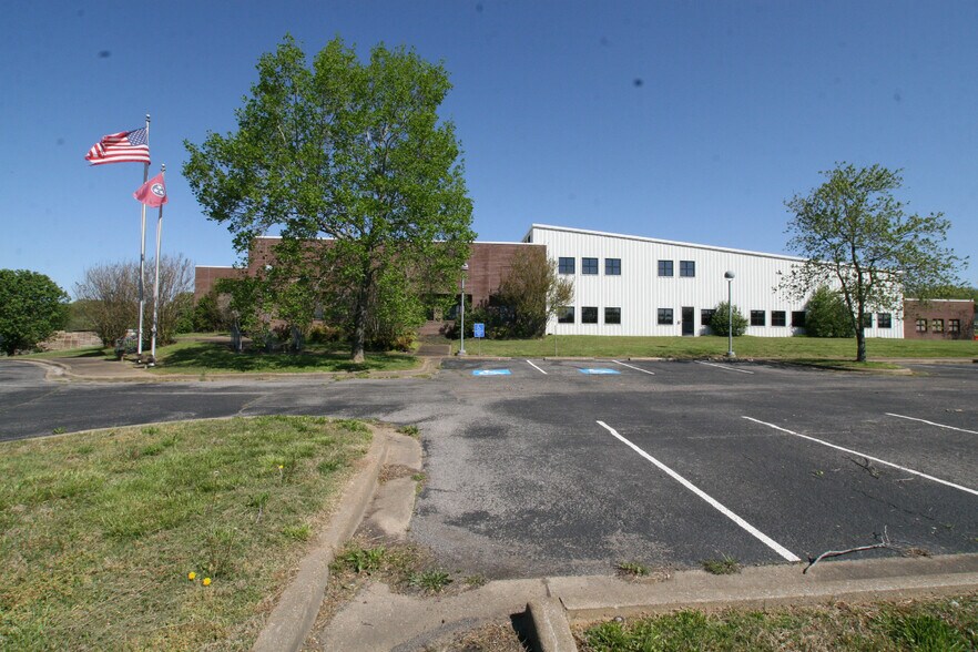260 Bennett Dr, Pulaski, TN for lease - Building Photo - Image 1 of 14