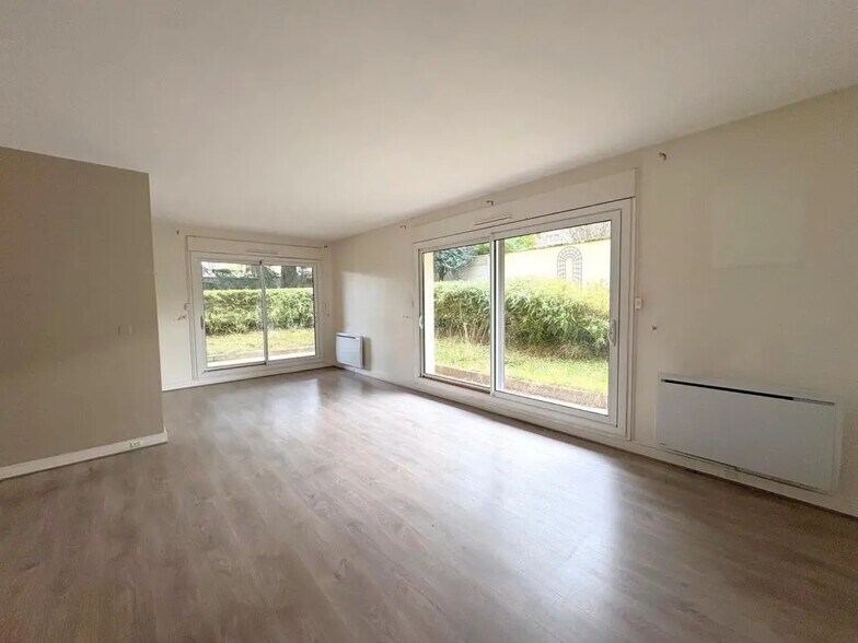 Bureau dans Saint-Germain-en-Laye à vendre - Photo du bâtiment - Image 2 de 11